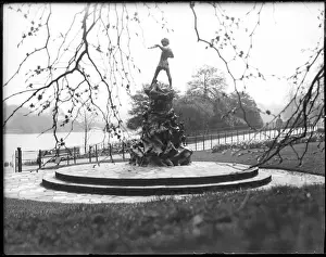 Impressions de Le statues de Peter Pan a été érigée le 1er mai 1912 dans les jardins de Kensington et sculpté par George Frampton. Le père pan entre à Londres le long du serpentin, selon l'histoire Kensington Gardens Impressions: Statue de Peter Pan