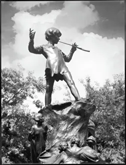 Impressions de Le monumens de Peter Pan a été érigé le 1er mai 1912 dans les jardins de Kensington et sculpté par George Frampton, Peter Pan entre en Londres le long du serpentin dans l'histoire Kensington Gardens Impressions: Statue de Peter Pan