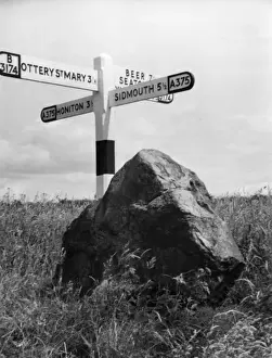 Impressions de Le Rolling Stone, à Putts Corner, Gittisham, Devon, Angleterre. La légende locale dit que lors d'une pleine lune le rocher roule jusqu'à la rivière Sid pour laver les sangs sacrificiels Gittisham Impressions: Rolling Stone