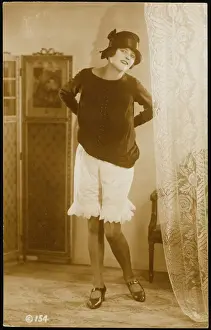 Vintage Lingerie Impressions: Showing her Knickers