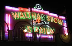 Images Liées Impressions: Frontages de néons au stade du cours canine de Walthamstow