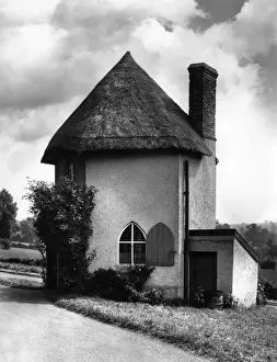 Impressions de La maison à six côtés Toll House à Llanfair Gate, Île d'Anglesey, Pays de Galles. Date : années 1950 Pays De Galles Impressions: Maison sous chaume de péage.