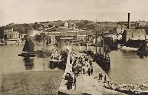 Impressions de Vue de la quai extérieur à Brixham en Cornouailles avec des gens et des bateaux. Date : années 1920 Brixham Impressions: Vue de la quai extérieur à Brixham, le Devon