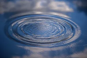 Modèles Impressions: Une Vague sur l'Eau - Avec Réflexion de Nuages.