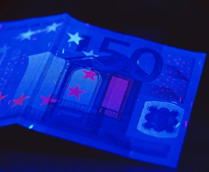 Impressions de La sécurité des billets de banque. Le billet d'euro en lumière ultra-violette souligne les caractéristiques de sécurité destinées à empêcher le fraude Images datées de 2004 juillet: Sécurité des billets de banque