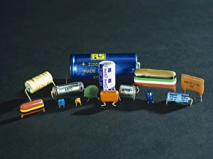 Impressions de Les capaciteurs sont une assortment de capaciteurs d'espaces et de formes differentiels ainsi que des magnitudes diverses. Les capaciteurs stockent la charge electrique Images datées de 2005 mars: Capacitors