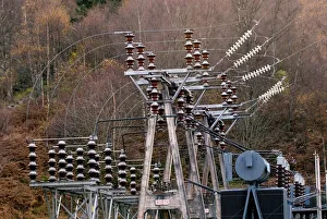 Impressions de Les isolants en céramique et le matériel de coupure à haute tension dans une sous-station électrique. Pris au loch Tummel hydroélectrique, Perthshire, Écosse du Royaume-Uni Images datées de 2008 mai: Isolants en céramique