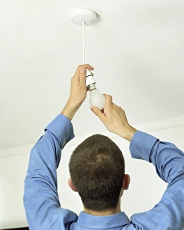 Impressions de Changer une ampoule électrique de lumière Images datées de 2004 août: Renouveler une ampoule de lumière