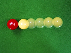 Impressions de Les billes de billard se heurtent, démontrant des principes tels que la conservation du moment et les lois de mouvement de Newton Images datées de 2005 septembre: La mécanique classique