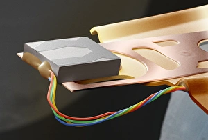 Impressions de Tête de disque dur du ordinateur : Micrographie électronique à balayage coloré (SEM) de la tête électromagnétique et lecture/écriture des données sur le disque dur d'un ordinateur Images datées de 2002 mars: Tête de disque dur informatique lecture/écriture, SEM