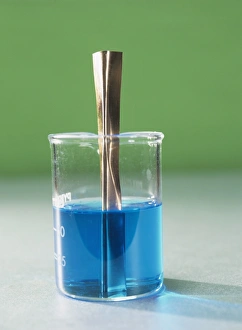Impressions de La demi-cellule de cuivre. Lorsqu'une bâtonnet de cuivre (Cu) est inséré dans une solution d'un sel de cuivre, il perd des électrons selon la réaction : Cu → Cu2+ + 2e Images datées de 2004 novembre: La moitié de cuivre-cellule