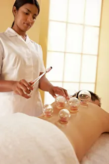 Impressions de La pratique du seau à chaleur est une pratique issue de la médecine sino-indienne et est utilisée pour traiter les conditions respiratoires et les douleurs musculaires Images datées de 2006 avril: Cupping