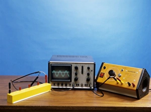 Impressions de La courant direct et alternatif. Un oscilloscope affiche la différence potentielle provenant d'une source de courant alternatif (CA) et une source de courant direct (CD) Images datées de 2005 août: Courant direct et alternatif