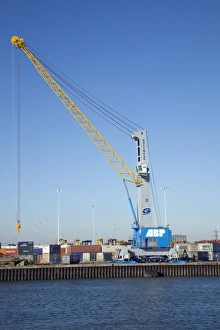 Impressions de Cran de port conteneur. Ces grue sont conçues pour déplacer des conteneurs entre les camions et les navires Images datées de 2008 juillet: Branche portuaire creuse
