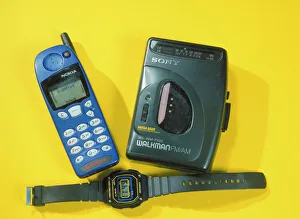 Impressions de Objets électriques, de gauche à droite dans le sens des aguilleurs : un téléphone portable Nokia et une radio-portable/sony ainsi qu'une montre numérique Images datées de 2006 août: Objets électriques