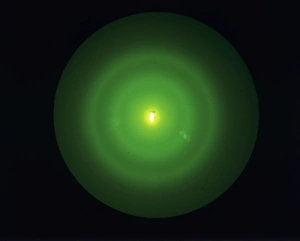 Impressions de Le modèle de diffraction des électrons. Démonstration du dualisme onde-particule. Un canon à électrons a été tiré sur un feuillet mince d' graphite Images datées de 2005 août: Pattern de diffusion d'électron