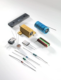 Impressions de Composants électroniques comprenant des résistances, des transistores, des condensateurs et les circuits intégrés Images datées de 2011 août: Composants électroniques