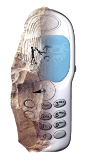 Impressions de L'évolution des communiques, un artefact informatique conceptuel représentant l'avancement de la technologie des télécommunications, évolue en prehistoire et se transforme en téléphone portable Images datées de 2003 avril: Évolution des communiqués