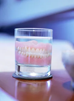 Images datées de 2003: Dents fausses