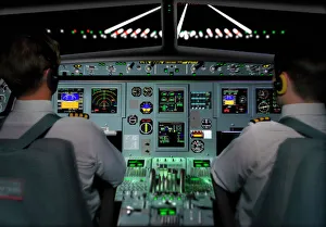 Impressions de Simulateur de vol. Les pilotes s'entraînent à un atterrissage nocturne dans le cockpit d'un simulateur de vol. Les simulateurs offrent une façon abordable et sûre pour fournir des formations Images datées de 2002 août: Simulateur de vol