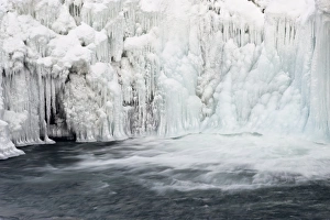 Chute deau gelée