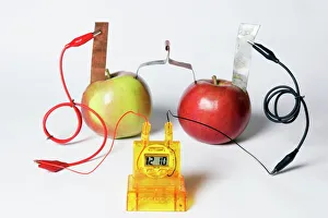 Impressions de Horloge alimentée par le fruit. Dans cet expériment, chaque pomme est une cellule voltaïque. Les pommes ont été connectées pour former un pile électrique Images datées de 2010 novembre: Horloge alimentée par des fruits
