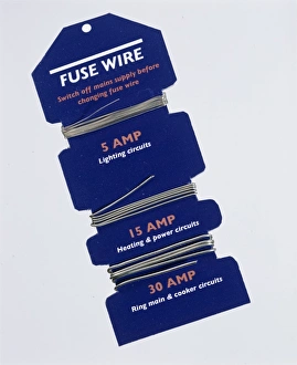 Impressions de Les fils de fusil sont utilisés en trois forces différentes autour d'un support cartonné. Les différents niveaux de force servent à des types électriques différents dans la maison Images datées de 2004 septembre: Fuse à fil