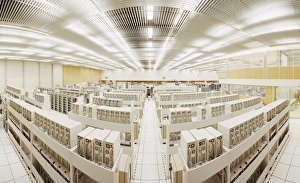 Impressions de Les supercalculateurs en grille. Vue de poisson-oeil d'une salle remplie de PC, formant une ferme informatique avec une puissance de traitement immense Images datées de 2003 septembre: Ferme de serveurs informatiques en grille