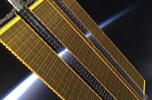 Impressions de ISS solar array. Airglow above the Earths horizon seen behind an array of solar panels on the International Space Station. Image taken by an Expedition 17 crewmember on 4th August 2008 Images datées de 2010 juin: Panneau solaire de l'ISS (International Space Station)