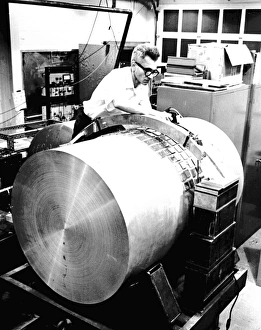 Impressions de Joseph Weber est un physicien américain Joseph Weber (1919-2000) travaillant sur une antenne de vague gravitationnelle Images datées de 2005 février: Joseph Weber, physicien