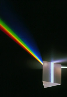 Images datées du 22 juillet 2002: La lumière passant à travers un prisme triangulaire
