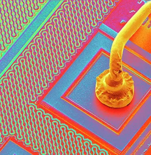 Impressions de Micro-fil de couleur. Micrographe électronique à balayage (SEM) d'une filière microscopique (jaune, souvent en or) qui se connecte à la surface d'un circuit intégré Images datées de 2004 juin: Fils de connexion microchip, SEM