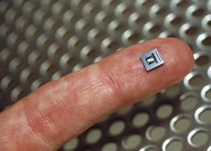 Images datées du 12 août 2003: Accélérateur mécanique à micro-mécanismes