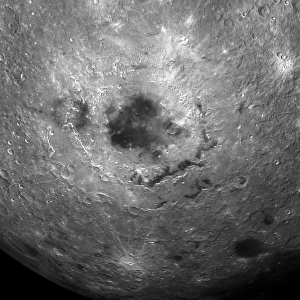 Impressions de La surface de la lune. Au centre se trouve le Mare Orientalis, un bassin à anneaux multiples formé par une grande collision d'astéroïde qui s'est ensuite rempli de lave Images datées de 2011 décembre: La surface de la lune