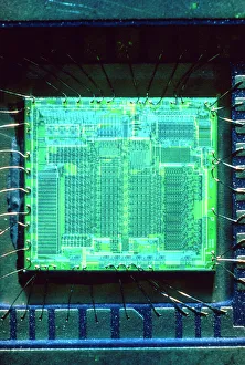 Impressions de Le processseur à 8 bits Micro-6 de Mos Technology sur un circuits intégré en silicone utilisé dans les ordinateurs personnels PET, Acorn et Commodore Affiches scientifiques: Technologie MOS 6502 processeur à micropuce