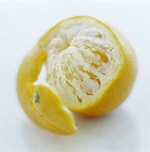 Impressions de Orange à moitié pelée (Citrus sinensis) riche en vitamine C nécessaire pour une peau et des gencives saines Images datées de 2003 mai: Orange