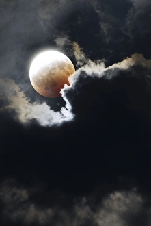 Images datées de 2009 mai: Éclipse lunaire partielle