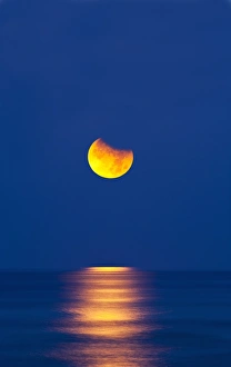 Lunar Eclipse Photography Impressions: Partially eclipsed setting moon