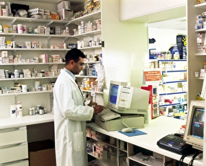 Impressions de Modèle de libération d'images Images datées de 2003 septembre: Le pharmaciste utilise un ordinateur dans une pharmacies