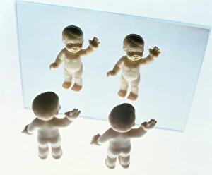 Impressions de L'auto reconnaissance Conceptuelle d'une œuvre d'art informatique de deux enfants jeunes en levant les mains vers des images réfléchies du même Images datées de 2002 septembre: Self-recognition