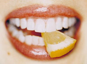Images datées de 2012 avril: Tranche de citron entre les dents