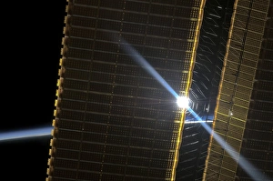 Impressions de Panneau solaire d'array du module solaire de la station spatiale internationale, image ISS. Photo du soleil à travers les panneaux solaires des modules de l'espace-Station Internationale (ISS) Images datées de 2013 janvier: Panneau solaire de panneaux d'array pour l'image du module spatial International Space Station (ISS)