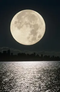 Impressions de Lune pleine sur le port de Vancouver, Colombie-Britannique, au Canada Images datées de 2006 février: Lune pleine