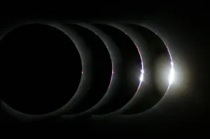 Impressions de Eclipsse solaire total. Montage image du soleil (blanc) pendant un éclipse solaire total Images datées de 2010 janvier: Ombre de soleil total