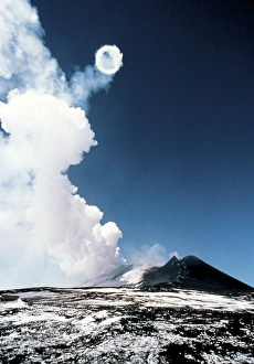 Images datées du 1er mai 2003: Anneau de vapeur.