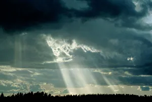 Images datées de 2004: Les rayons du soleil se brisent à travers les nuages