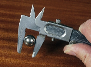 Impressions de Utilisation de calipers verniers. Ce dispositif de mesure est utilisé pour mesurer le diamètre d'un rouleau à balle en métal. Les mâchoires externes sont utilisées Images datées de 2006 février: Utiliser des aumônes de Vernier