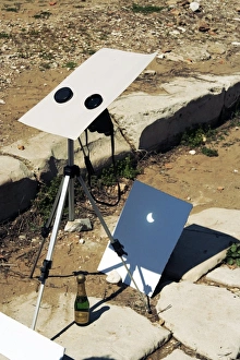 Impressions de Observation d'un éclipse solaire. Paire de jumelles sur un télescope projetant une image d'une éclipse solaire sur une feuille blanche de carton Images datées de 2010 mars: Observer un éclipse solaire