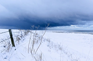 Impressions de Nuages de tempête d'hiver. Nuages gris bouillonnants et chargés de neige se rapprochent du littoral du Northumberland, au Royaume-Uni près de l'île de Lindisfarne Images datées de 2012 février: Nuages de tempête d'hiver