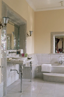 Usha Kiran Palace Hotel Gwalior Impressions: Bathroom suite